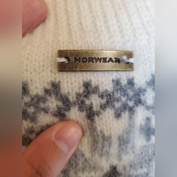 Norwear Cream and Gray Knit Gloves - Picture 6 of 7